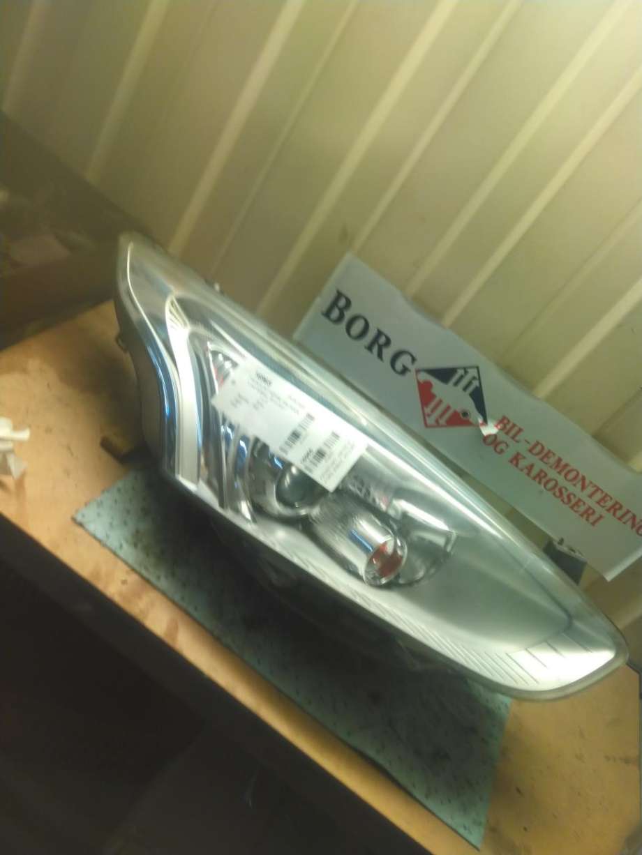 Frontlykt høyre halogen til Ford B-Max, 2012-2017  (AV11-13W029-CG)