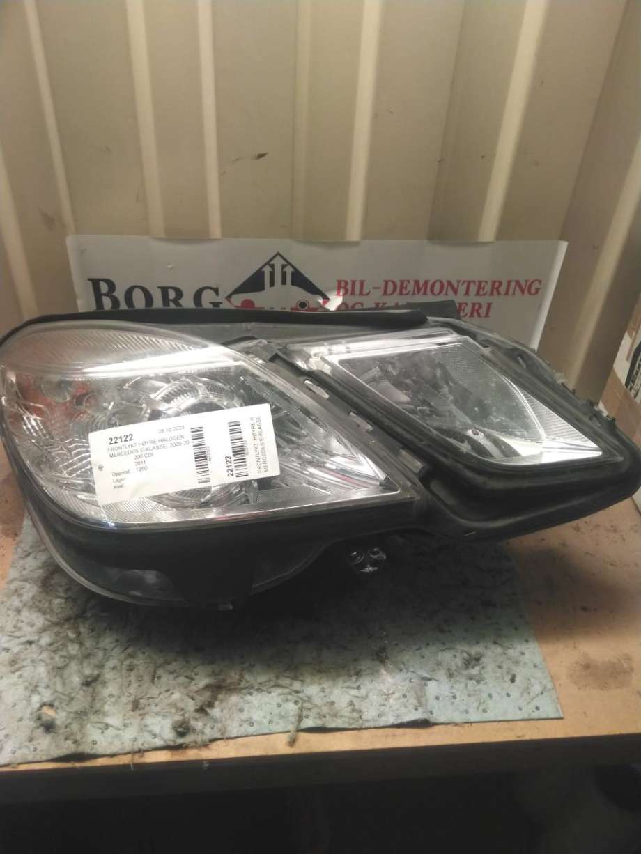 Frontlykt høyre halogen til Mercedes E-Klasse, 2009-2013 (Fase 1) (W212) (W212) (A 212 820 02 61)