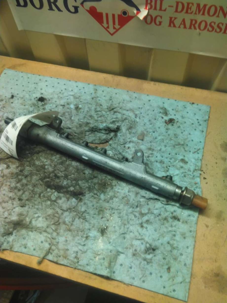 Dyseskinne (fuelrail) til VW Touran, 2010-2015 (Type I, Fase 3)  (03L 130 089 B)