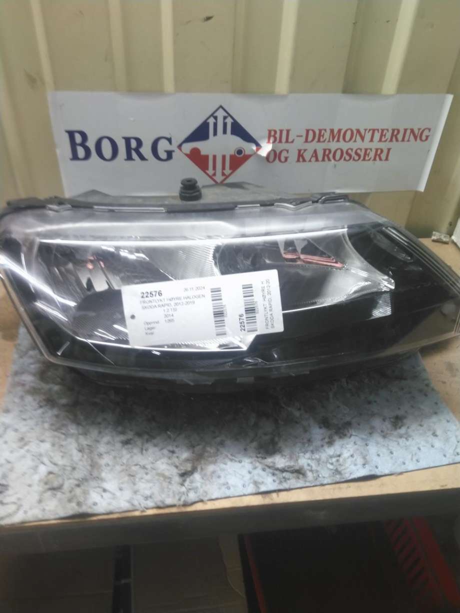 Frontlykt høyre halogen til Škoda Rapid, 2012-2019  (5JB 941 018)