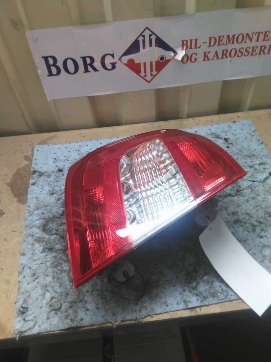 Baklykt venstre til Škoda Rapid, 2012-2019  (5JH 945 111)