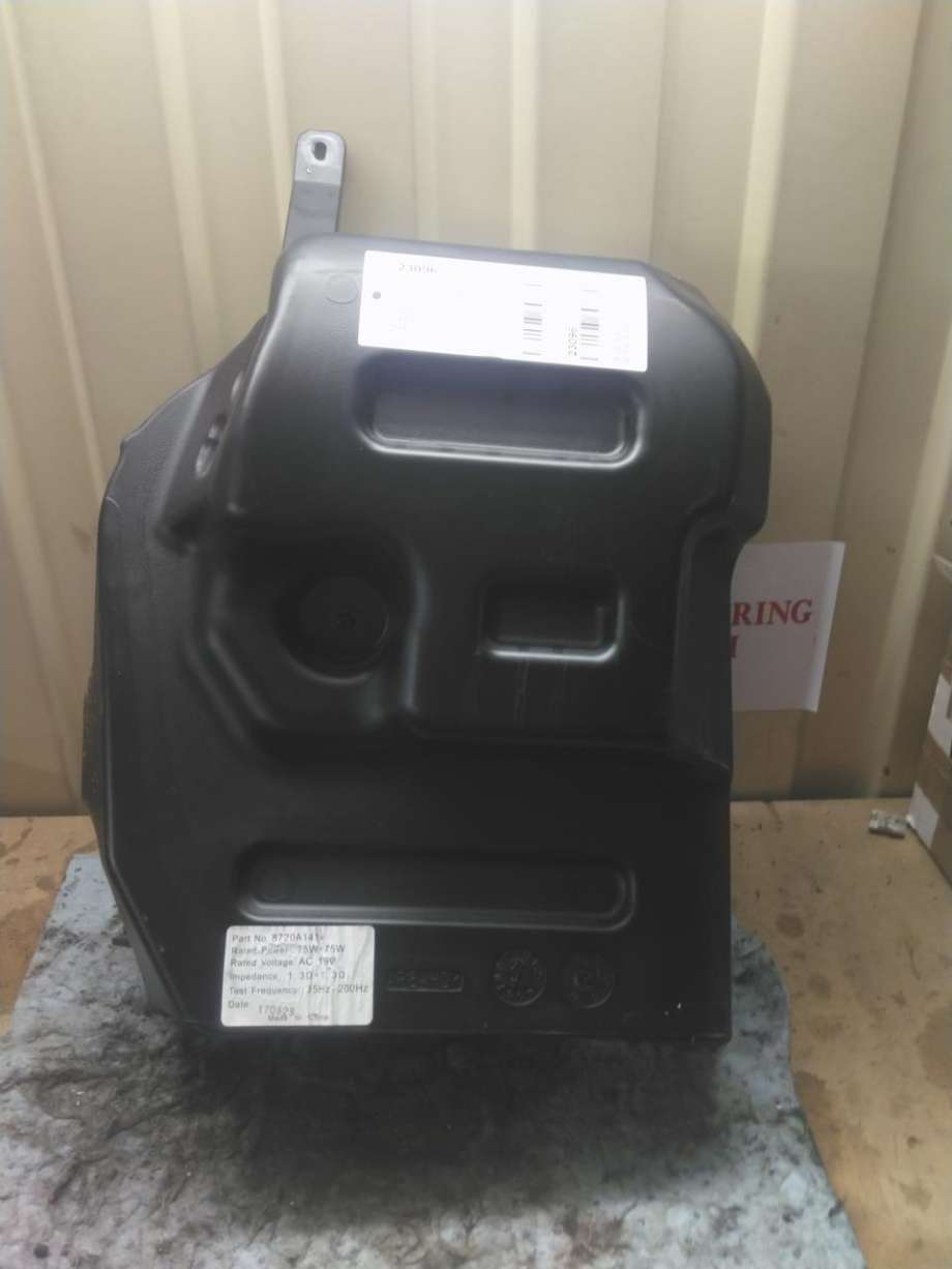 Bilstereo sub-woofer til Mitsubishi Outlander, 2015-->> (Type III, Fase 2)  (8720A141)