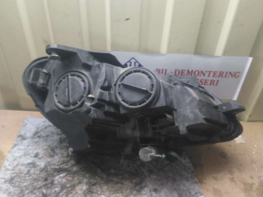 Frontlykt venstre halogen til Mercedes C-Klasse 2011-2014 (Fase 2) (W204) (W204) (A 204 820 49 59|)