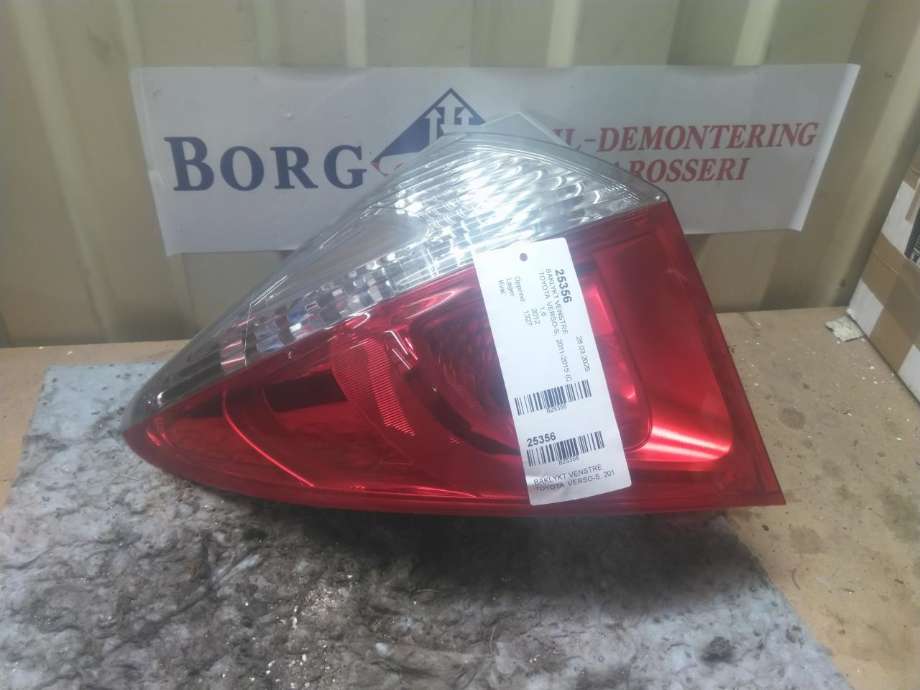 Baklykt venstre til Toyota Verso-S, 2011-2015 (COMBI) (COMBI) (8156152730)