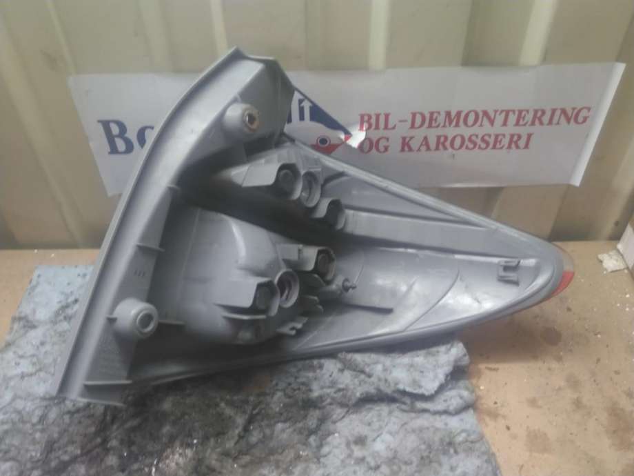 Baklykt venstre til Toyota Verso-S 2011-2015 (COMBI) (COMBI) (8156152730|)
