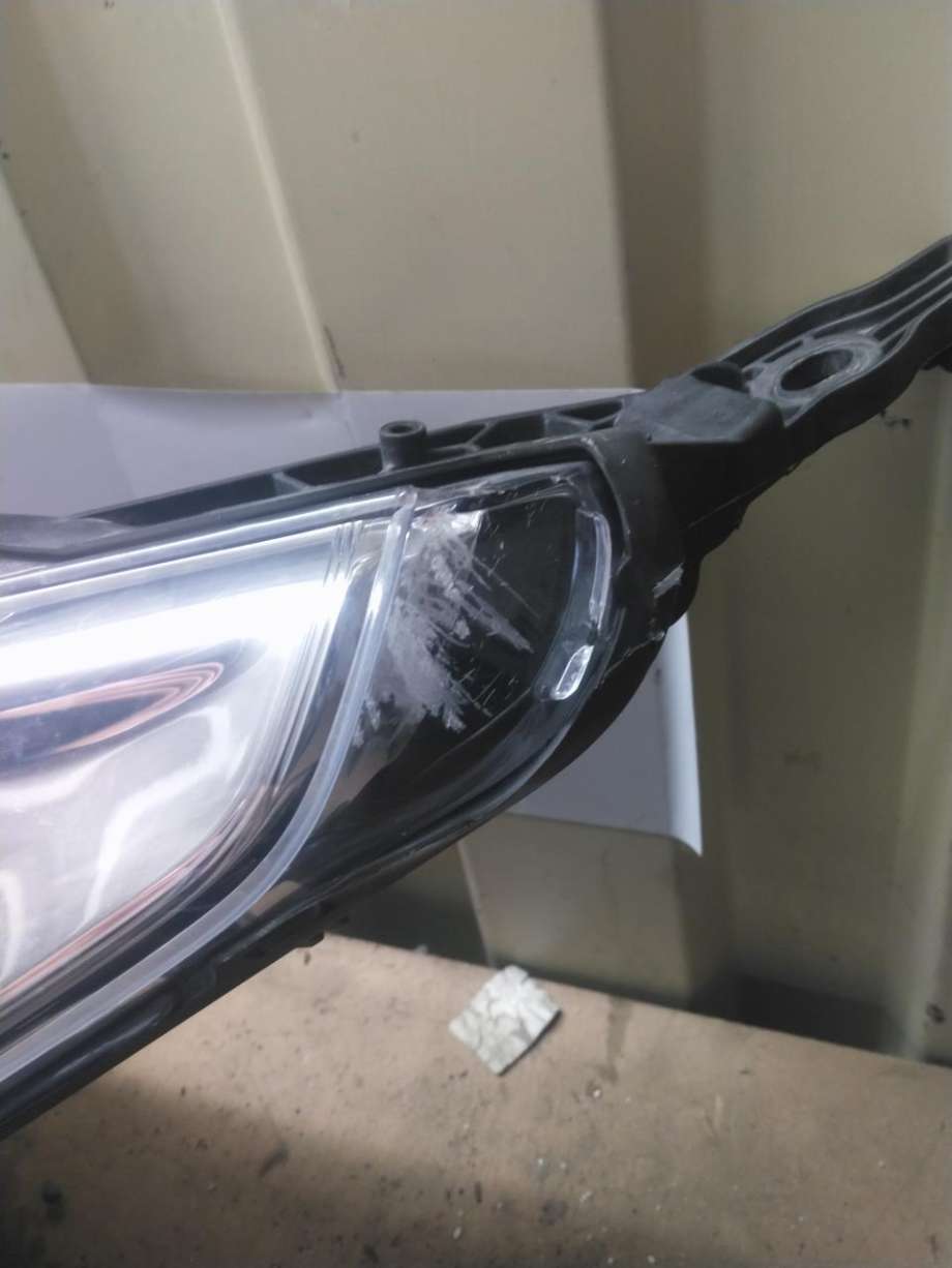 Frontlykt venstre halogen til Peugeot 208 2012-2019 (Type I)  (16 082 065 80|)