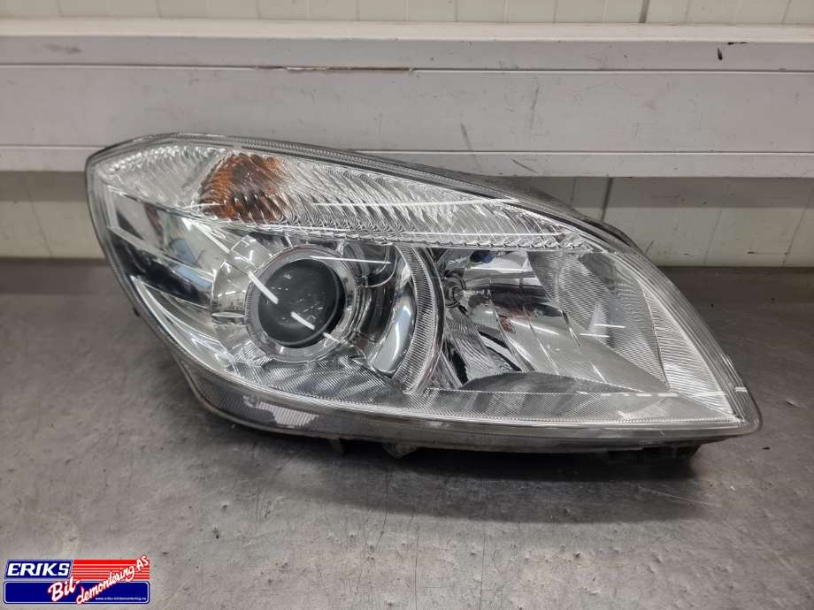 Frontlykt høyre halogen til Škoda Fabia 2010-2014 (Type II, Fase 2) (HELLA|5J1 941 018 F|)