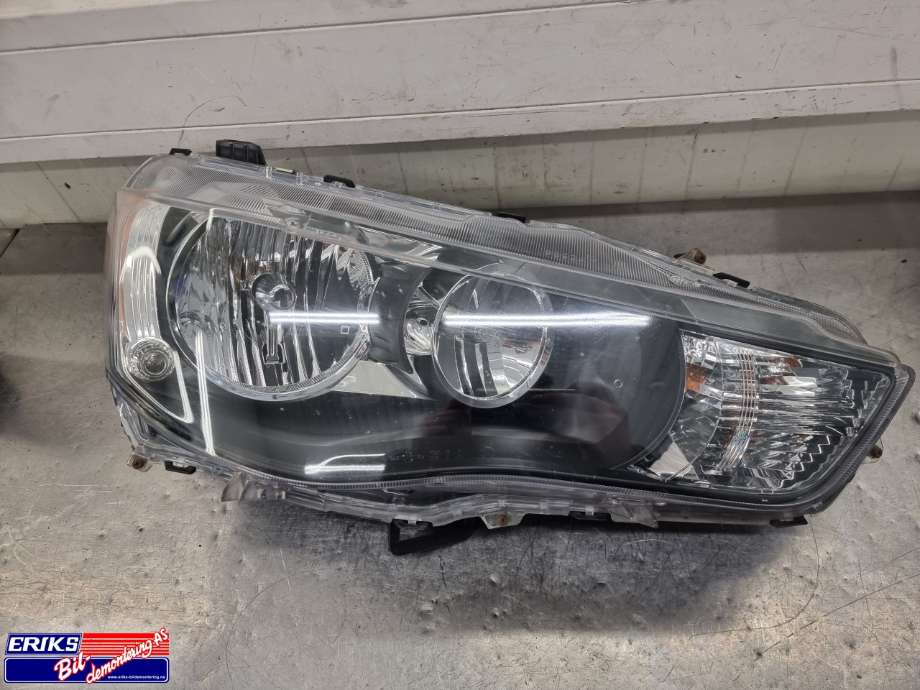 Frontlykt høyre halogen til Mitsubishi Outlander 2010-2012 (Type II, Fase 2) (8301B942|)