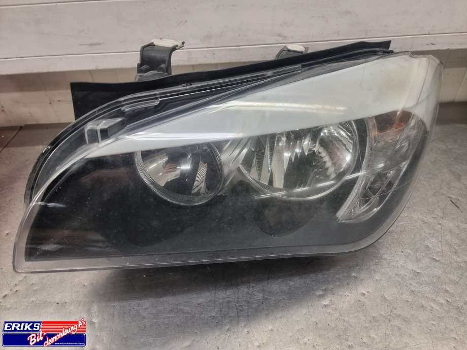 Frontlykt venstre halogen til BMW X1, 2009-2015 (E84) (E84) (63 11 2 990 001)