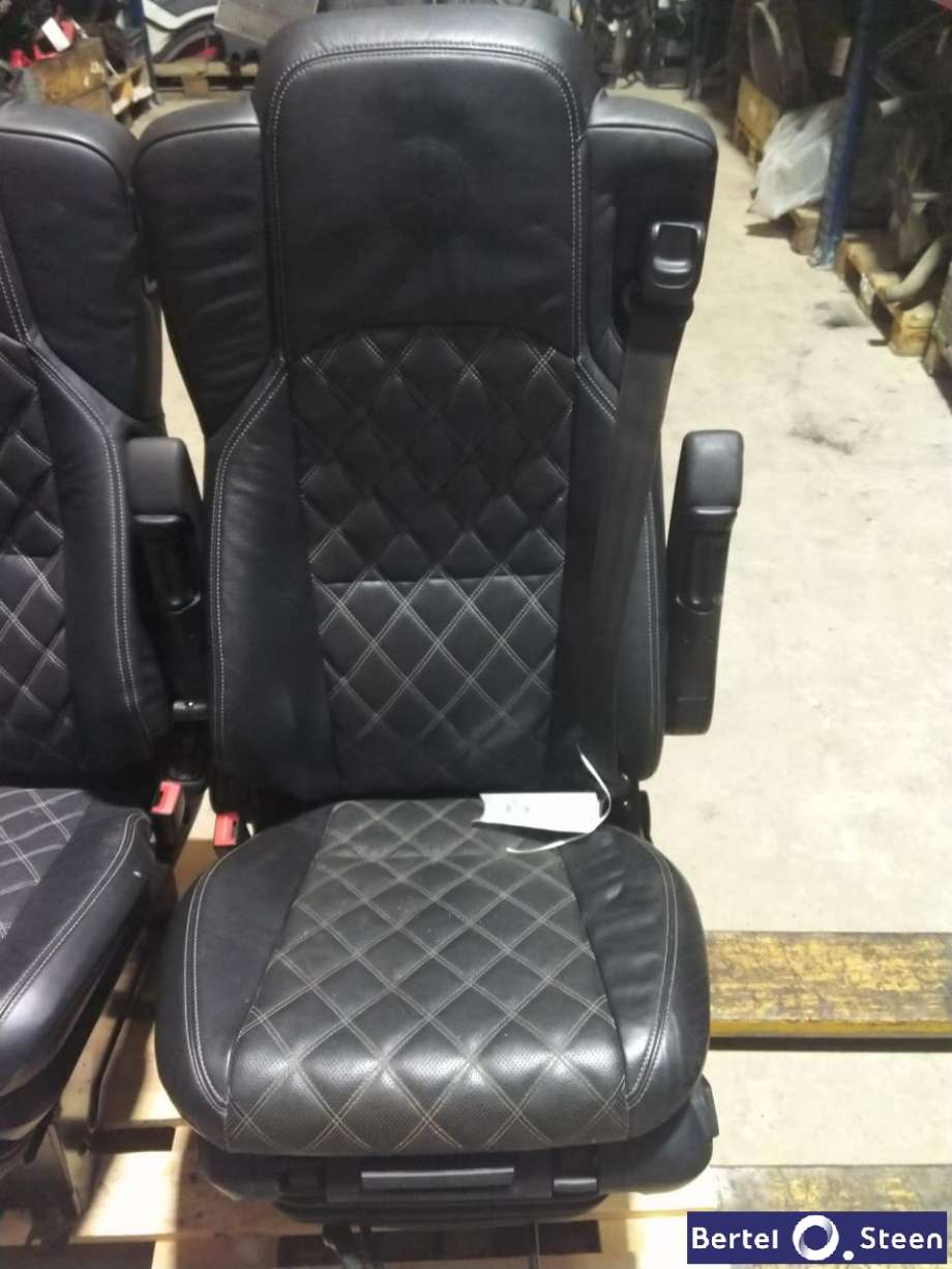 Sete foran venstre til Lastebil Mercedes Actros, 0-->>  (A960 910 7512)