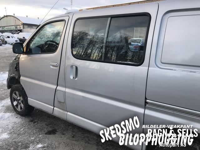 Toyota Hiace 2007-2012 (Fase 3) , Motorkode: 2KDFTV 1900030481, Girkassekode: 3303026A60