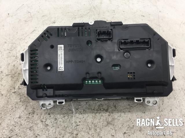 Instrumentpanel til Toyota Yaris 2012-2014 (Type III, Fase 1)  (838000DP60|MB1575505217|)