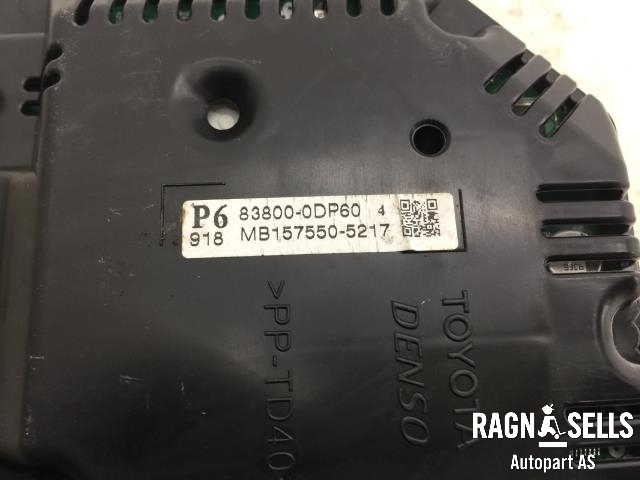 Instrumentpanel til Toyota Yaris 2012-2014 (Type III, Fase 1)  (838000DP60|MB1575505217|)