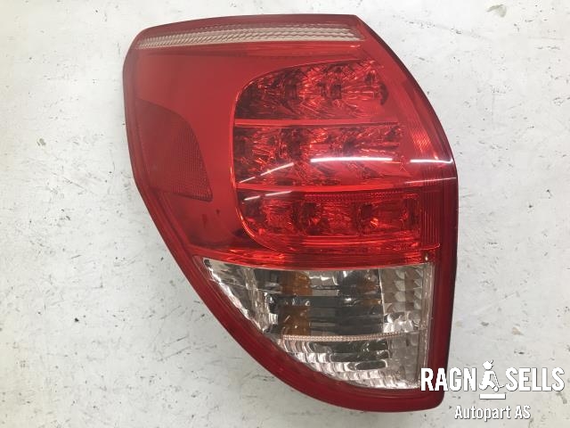 Baklykt venstre til Toyota RAV4 2006-2009 (Type III, Fase 1) (8156142090|)