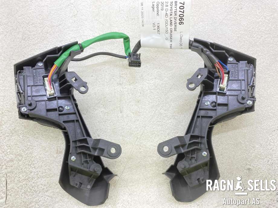 Bryter diverse til Toyota Land Cruiser 150 2014-->> (Fase 2)  (8425060440C0|)