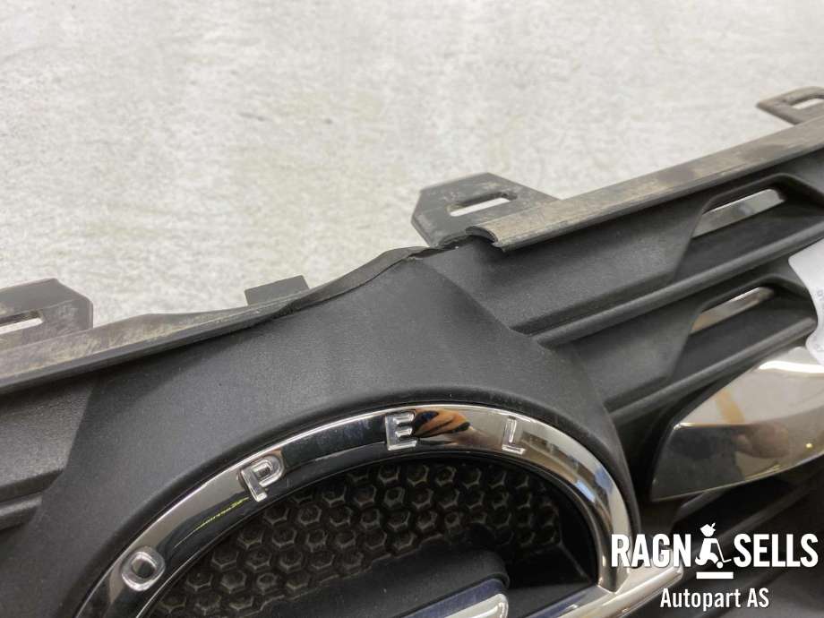 Grill til Opel Vivaro C 2020-->>  (9833128577|39201538|2448748X)