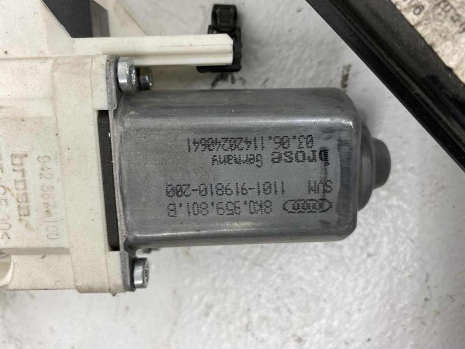 Ruteheis venstre foran til Audi A8 2010-2013 (Type III, Fase 1) (4H0 837 461 B|)
