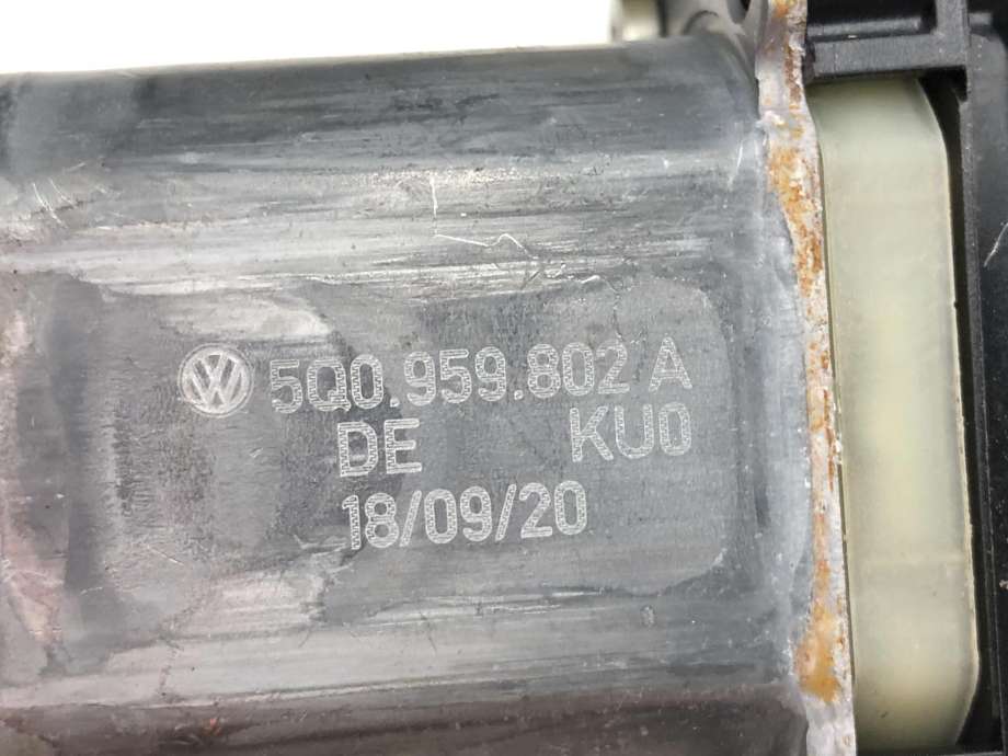 Ruteheis, kun motor, høyre foran til VW Golf VIII 2020-->>  (5Q0 959 802 A|)