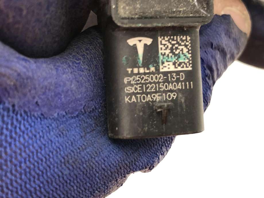 Parkeringssensor foran til Tesla Model Y 2021-2024 (Type I)  (2525002-13-D|)