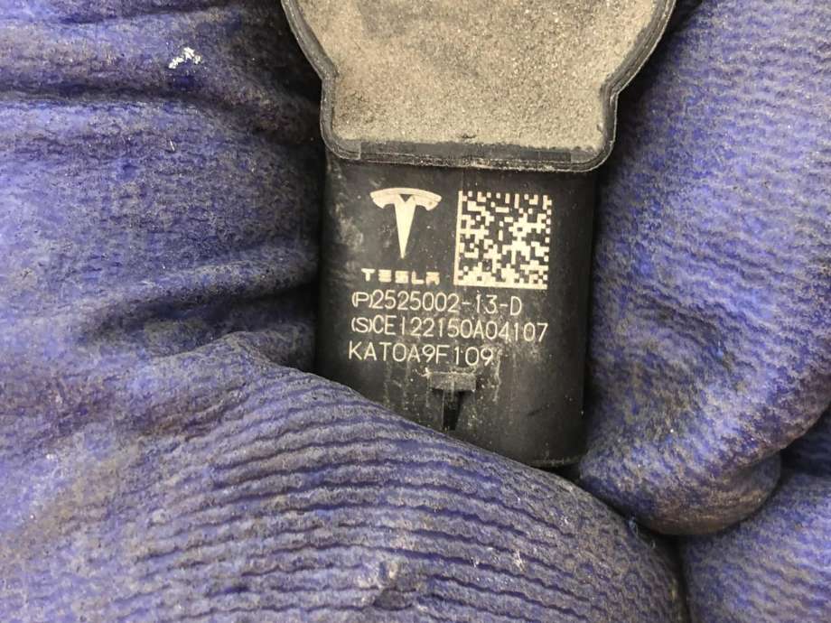 Parkeringssensor foran til Tesla Model Y 2021-2024 (Type I)  (2525002-13-D|)
