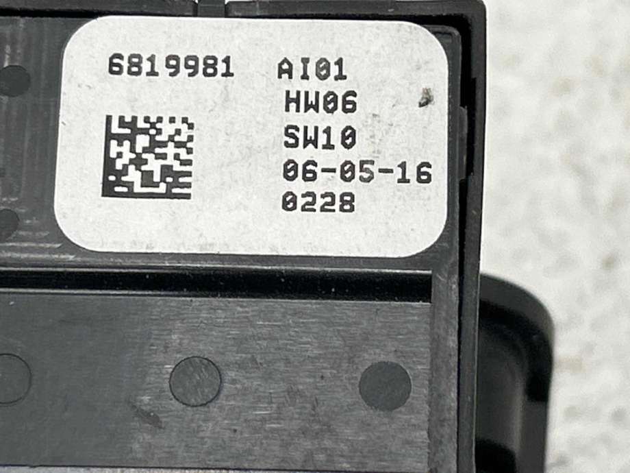 Bryter elektrisk håndbrekk/parkbrems til BMW 7-Serie 2015-->> (G11/G12) (G11/G12) (61 31 5 A42 470|)