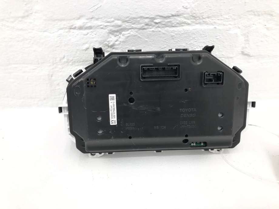 Instrumentpanel til Toyota Yaris 2014-2020 (Type III, Fase 2)  (83800F5441|)