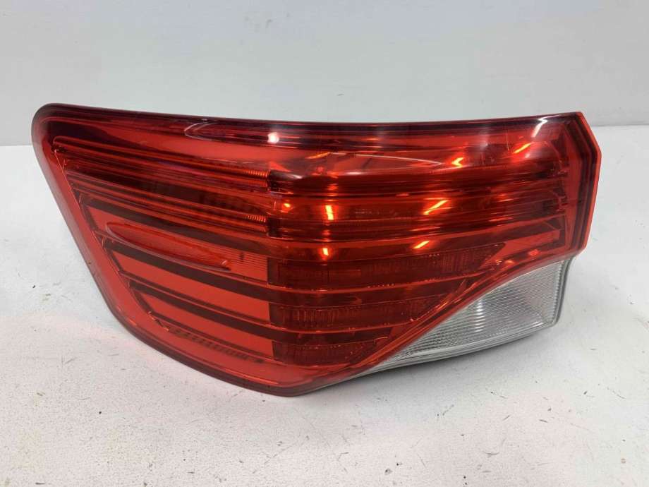 Baklykt venstre ytre til Toyota Avensis, 2009-2015 (Type III, Fase 1) (8156005280)