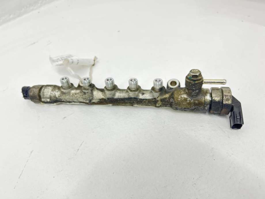 Dyseskinne (fuelrail) til Mazda CX-5, 2012-2017 (Type I)  (SH0113GC0)