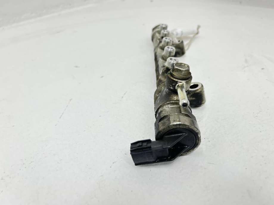 Dyseskinne (fuelrail) til Mazda CX-5 2012-2017 (Type I) (SH0113GC0|)