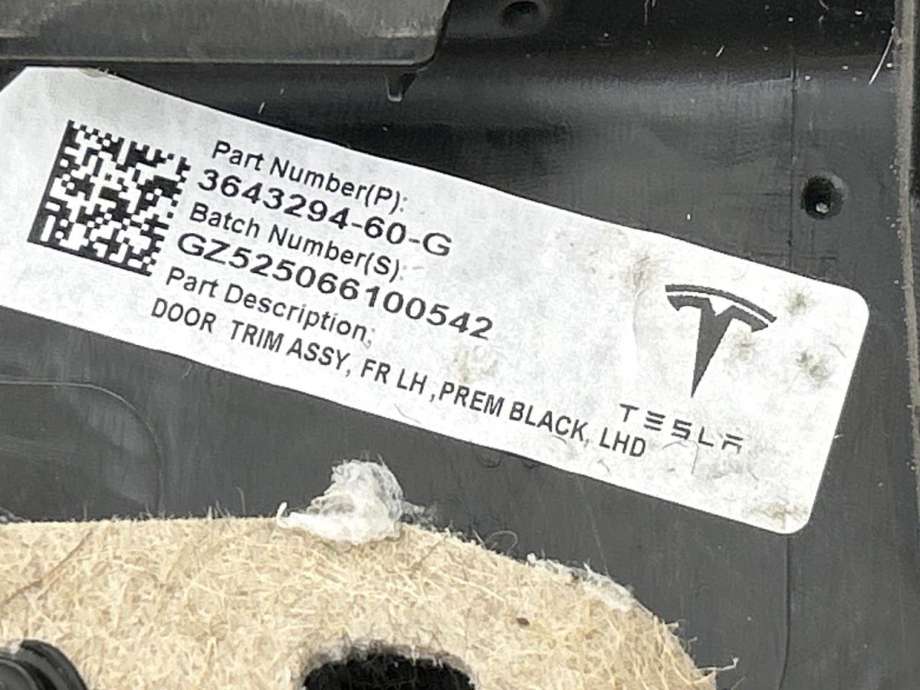 Dørtrekk venstre til Tesla Model Y 2024-->> (Type II)  (3643294-60-G|)