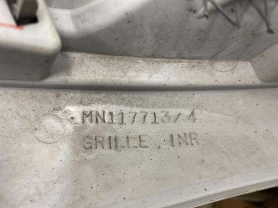Grill til Mitsubishi Pajero 2000-2006 (Type III) (MN117202HB|)