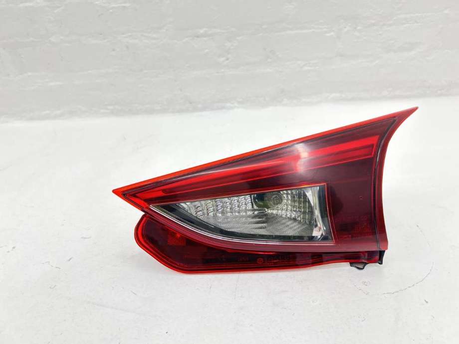Baklykt høyre indre til Mazda 3, 2013-2016 (Type III, Fase 1)  (B45D513F0C)