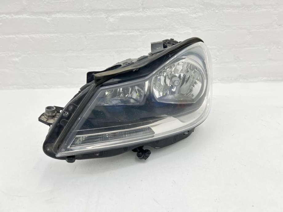 Frontlykt venstre halogen til Mercedes C-Klasse 2011-2014 (Fase 2) (W204) (W204) (A 204 820 95 59|)