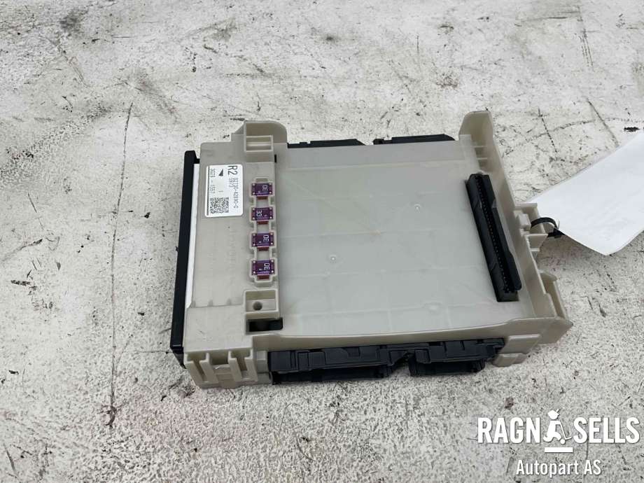 Sikringsboks til Toyota RAV4 2019-->> (Type V)  (8273042890|)