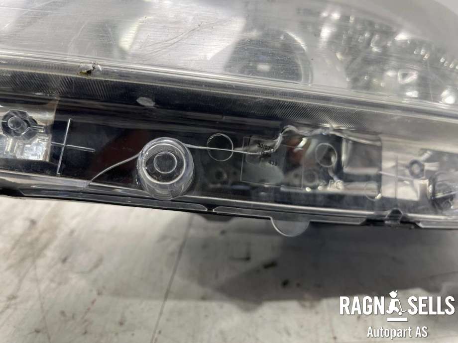 Frontlykt venstre halogen til Peugeot 208 2012-2019 (Type I)  (16 082 065 80|)
