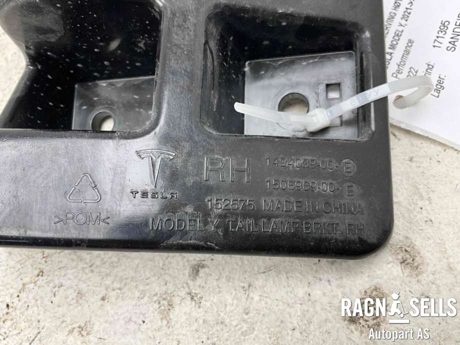 Støtfangerving høyre bak til Tesla Model Y 2021-2024 (Type I) (1506969-00-E|)