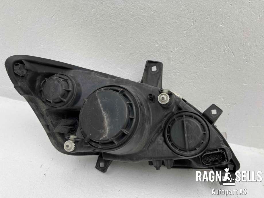 Frontlykt venstre halogen til Mercedes Vito/Viano 2010-2014 (Fase 2) (W639) (W639) (A 639 820 18 61|)