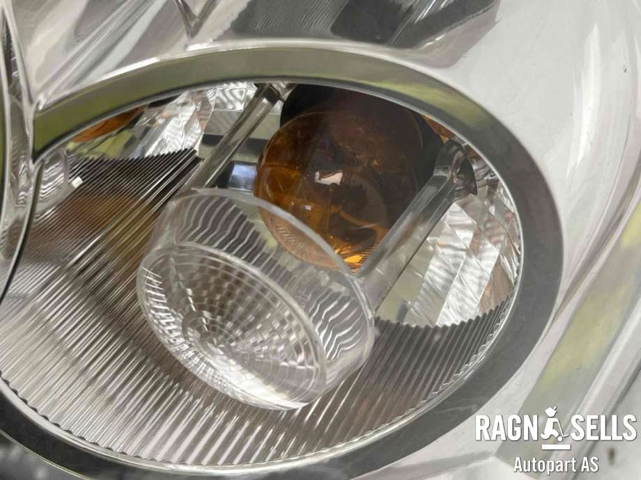 Frontlykt venstre halogen til Mercedes Vito/Viano 2010-2014 (Fase 2) (W639) (W639) (A 639 820 18 61|)