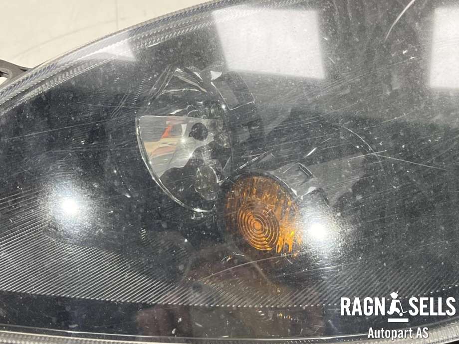 Frontlykt venstre halogen til Mitsubishi Colt 2004-2008 (Type VII, Fase 1)  (8301B873|)
