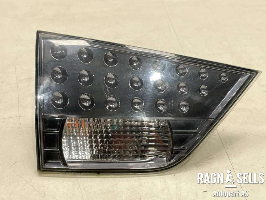 Baklykt venstre indre til Mitsubishi Outlander, 2010-2012 (Type II, Fase 2)  (8331A005)