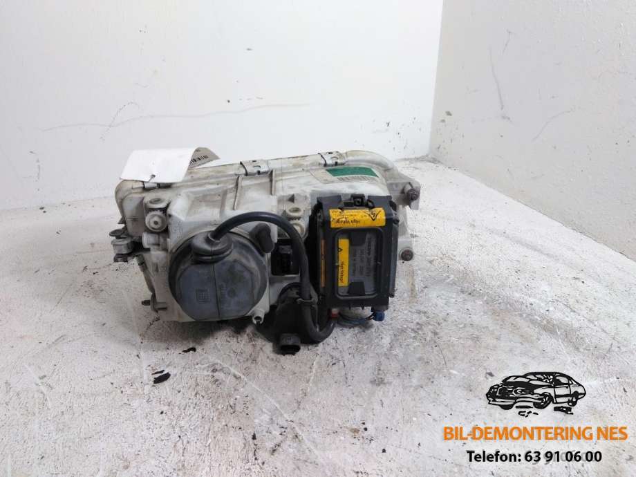 Frontlykt venstre xenon til Volvo V40 / S40 2000-2004 (Type I, Fase 2) (HELLA|30896911|)