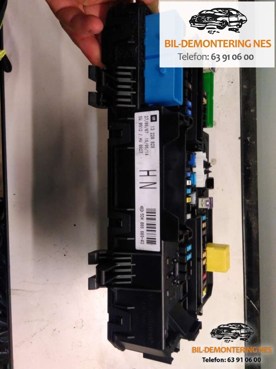 Sikringsboks til Opel Astra H 2004-2009  (13220829|5DK008669-43|)