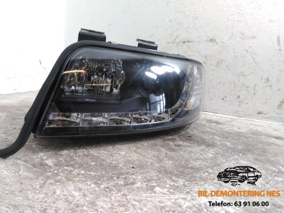 Frontlykt venstre halogen til Audi A6 2001-2004 (Type II, Fase 2) (C5) (C5)