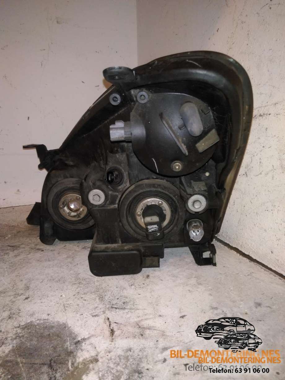 Frontlykt høyre halogen til Toyota Verso 2004-2009 (Type II)  