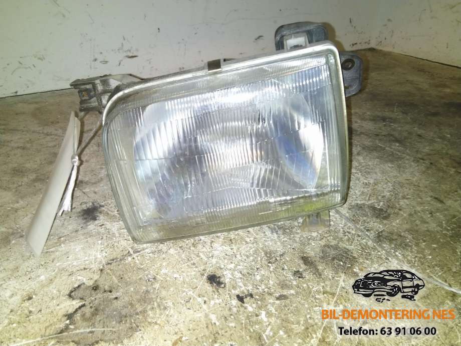 Frontlykt venstre halogen til Nissan King Cab, 1998-2001 (Fase 1) (D22) (D22) 