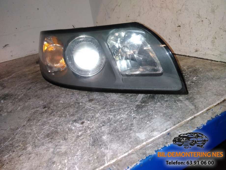 Frontlykt høyre halogen til Volvo V50, 2004-2007 (Fase 1)  (30698886RH)