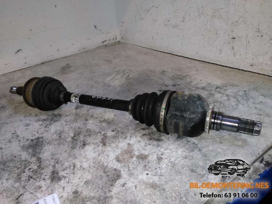 Drivaksel venstre foran, bensin/automat til Toyota Yaris, 2014-2020 (Type III, Fase 2)  (10349275)