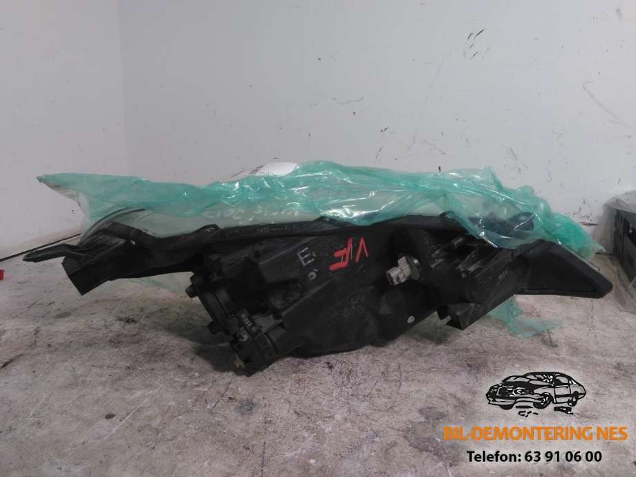 Frontlykt venstre halogen til Toyota Yaris 2012-2014 (Type III, Fase 1)  