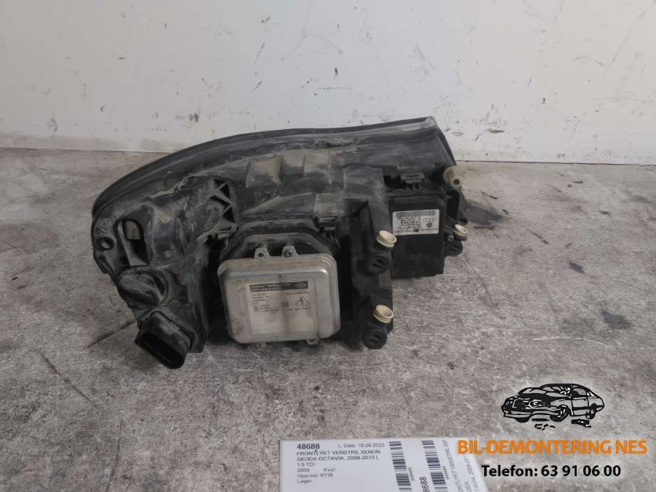 Frontlykt venstre xenon til Škoda Octavia 2009-2013 (Type II, Fase 2)  (5DV009610-00|7L6941329B|)