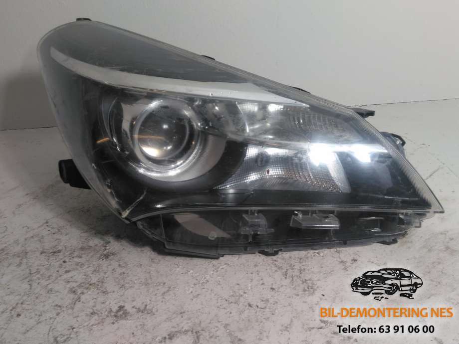 Frontlykt høyre halogen til Toyota Yaris, 2014-2020 (Type III, Fase 2)  